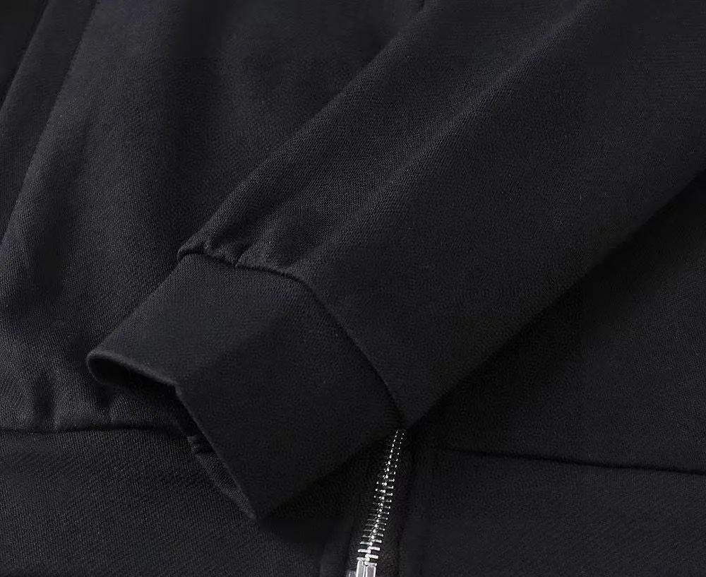 🅿️460 brand [Lv Louis Vuitton] (velvet and thickened) 2025 autumn and winter new products, celebrities’ favorite fashion-flavored casual suits, clean and neat tailoring, full of urban style. Made of high-quality custom-made fabrics, the lining has excellent thermal insulation effect, feels soft and dry, and the upper body effect is crisp and stylish. The three-dimensional cutting process and the pattern are all of high standards, and the silhouette version has the right benefits! It is not tight at all, and you feel good when you wear it. So many top-quality raw materials create high-end products with unparalleled value. It is the first choice for high-end fashion people. (Size: M-4XL can wear up to 200 pounds)